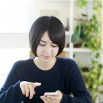 スマホの操作をする女性