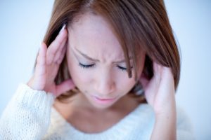 首痛と頭痛に悩む女性