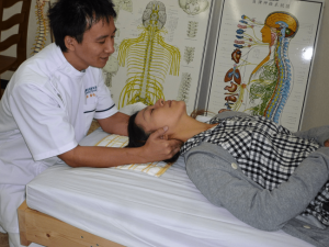 頚椎のオステオパシー施術の写真