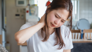 ストレートネックからの首痛に悩む女性